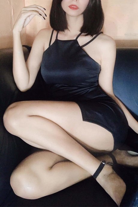 Lily waifu 完璧な女優 写真