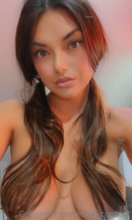 Kaitlyn Nguyen ポルノモデル 写真