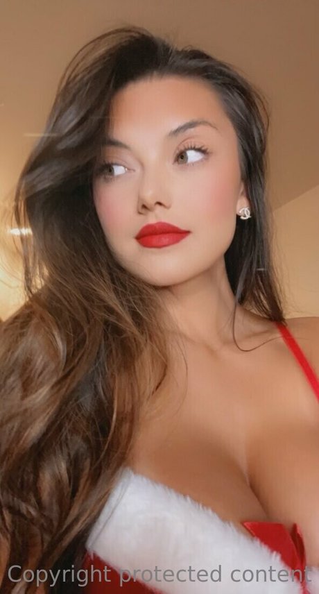 Kaitlyn Nguyen  ホット女優 写真