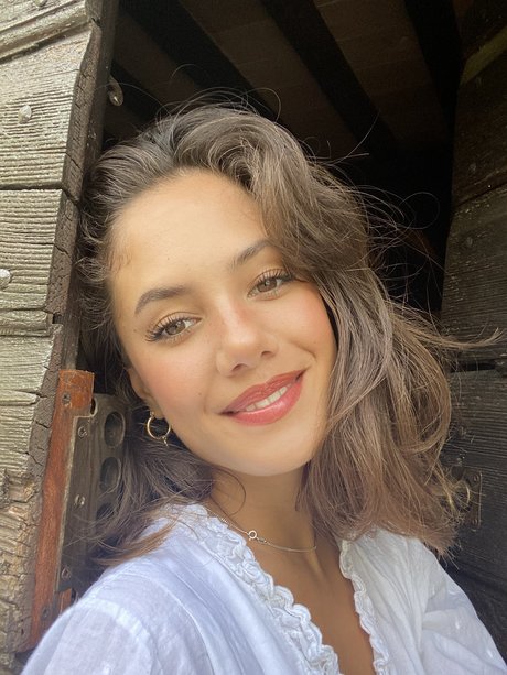 Saoirse Alicia Behzadi ヌード女優 写真