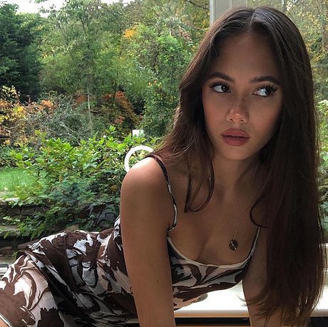 Saoirse Alicia Behzadi エロティックなモデル 写真