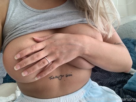 Hollie M Parsons ポルノスター ヌード 画像