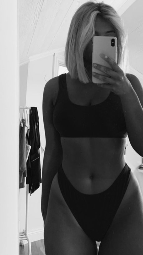 Tuva Oesgard セクシーモデル 写真
