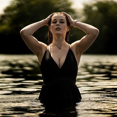 Anouk ポルノスター 写真