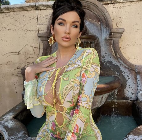 Trista Mikail ポルノモデル 画像
