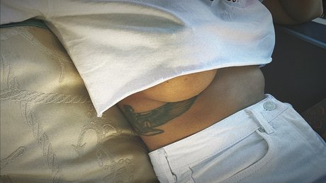 ティックトックスター オンリーファンズ アダルト 写真