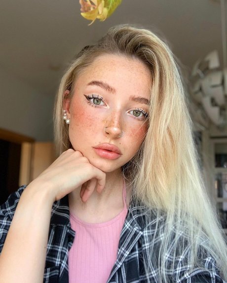 Caelyn Mathews ポルノモデル 画像