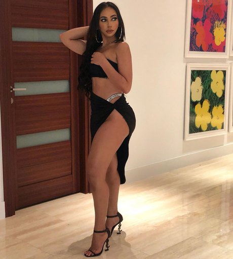 May Yassine 高品質のポルノスター 画像