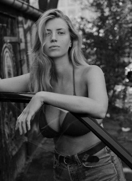 Agnes Verano 裸のモデル 写真