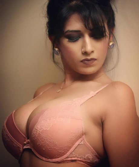 Rasha Kirmani 完璧なモデル 写真