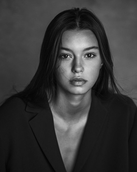 Lucy Bramani 高品質のスター ギャラリー
