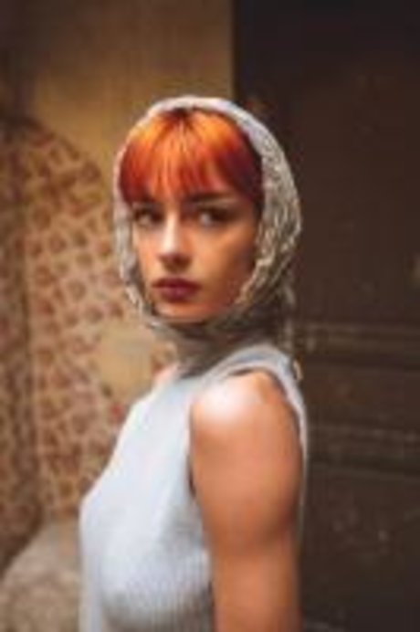 Roxane Eylaud 裸のモデル 画像