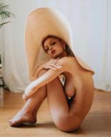 Roxane Eylaud ポルノスター ホット 写真