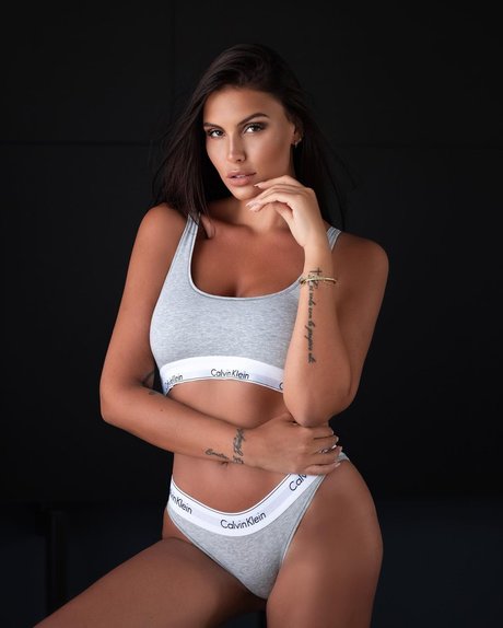Natasha Nesci  かわいいスター ギャラリー