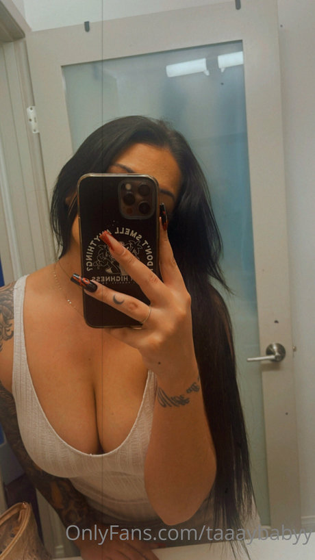Taylor Stewart  エロティックなモデル 写真
