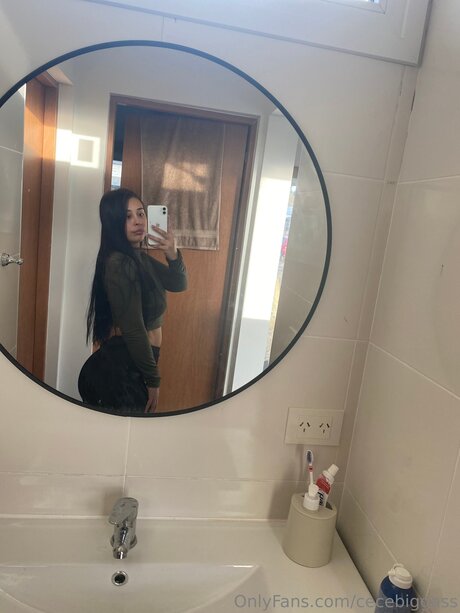 Cecebiggass ポルノスター 裸 写真