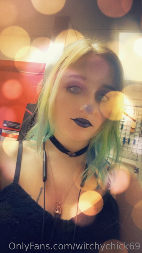 Witchychick69 裸の女優 画像