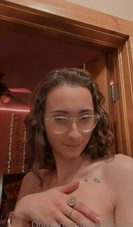 tattoo kiss エロティックモデル 画像