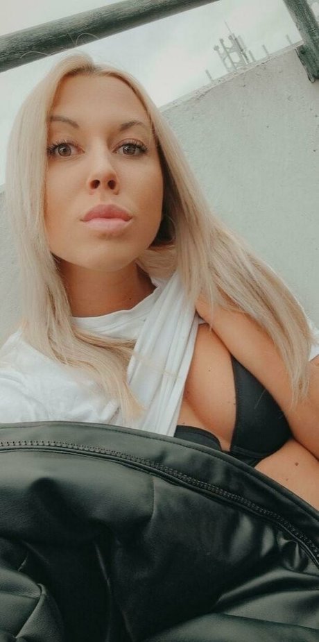 benzpaula ポルノスター ヌード 写真