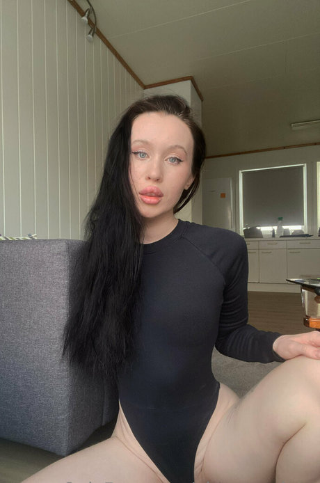 olya coralova 裸のポルノスター 画像
