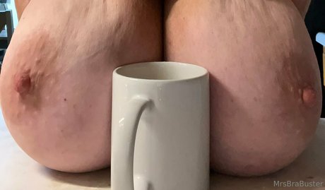 mrs bra buster セクシーモデル 写真
