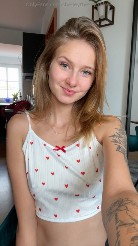 Shelleythessynafree ポルノスター アダルト 画像