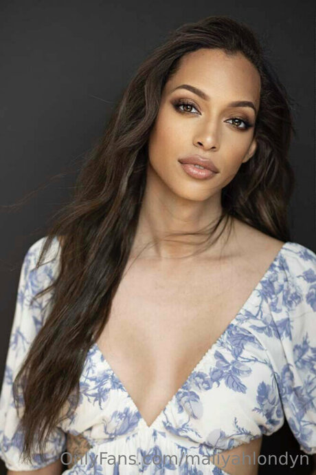 Maliyahlondyn 裸のモデル 写真