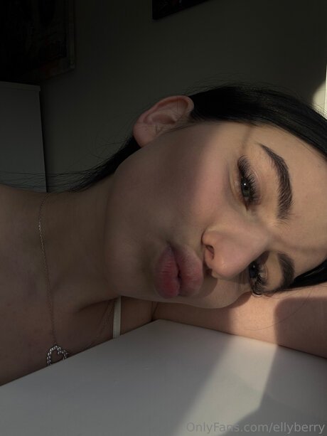 Ellyberry top profile image