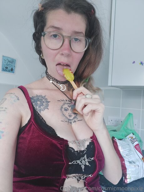 Cosmicmoonpixie 裸の女優 写真