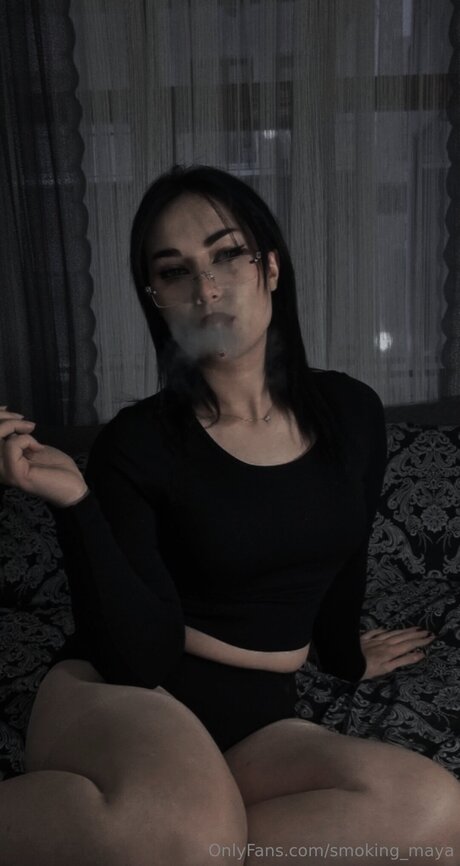 Smoking Maya ヌードのポルノスター 写真