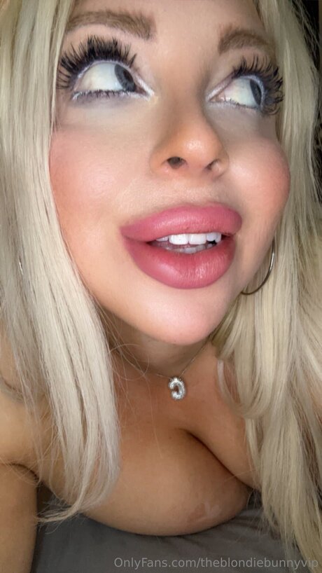 Theblondiebunnyx アダルトスター 画像