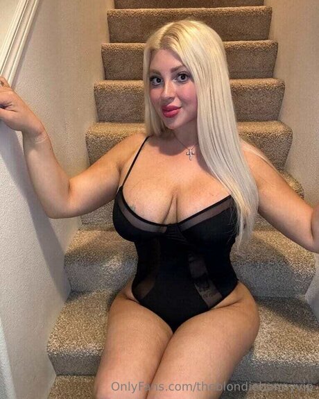 Theblondiebunnyx アダルトモデル 写真