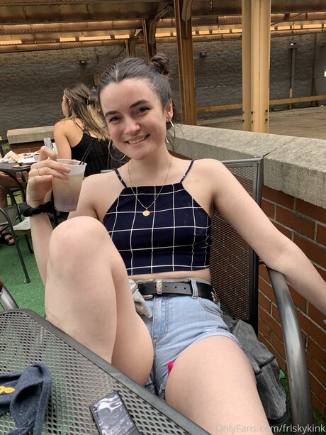 Friskykink 裸のスター 写真