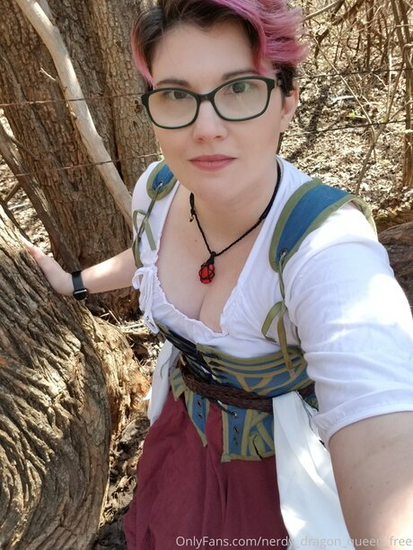 Nerdy Dragon Queen Free トップスター 写真