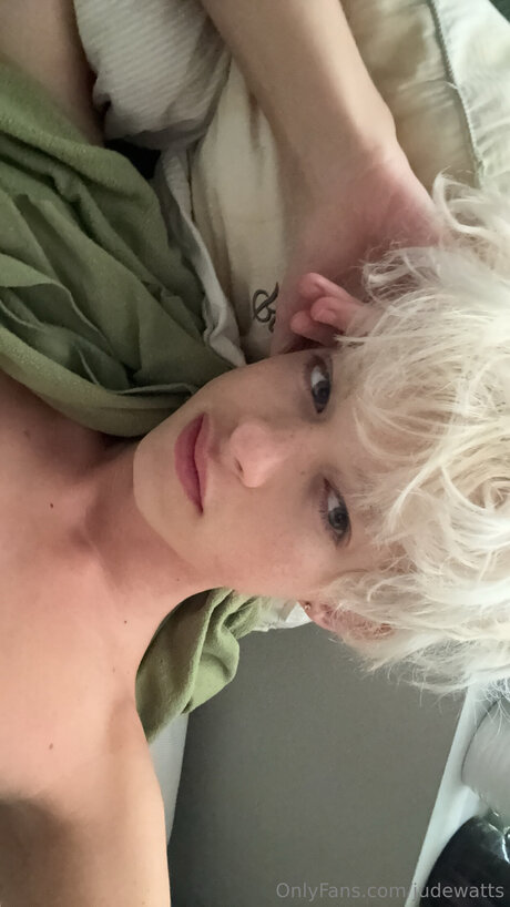 Fluffmoon top profile image