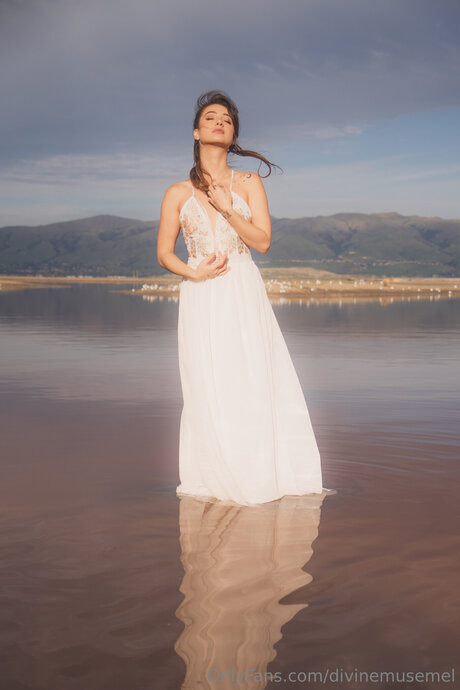 Divinemusemel エロティック女優 写真
