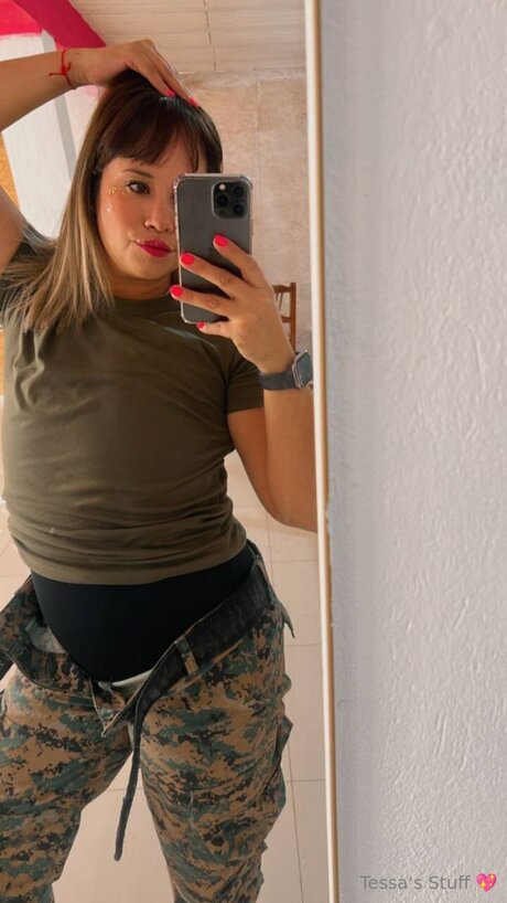 Curvy Tess 完璧な女優 写真