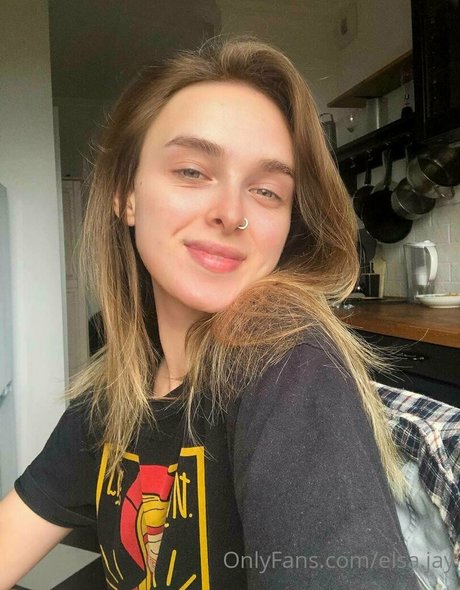 Elsa Jay ポルノスター セックス 画像