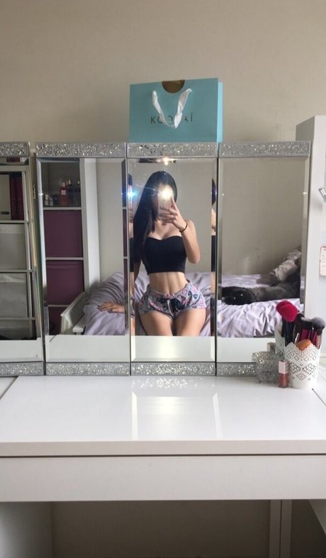 Mayroon Kawash アダルトモデル 写真