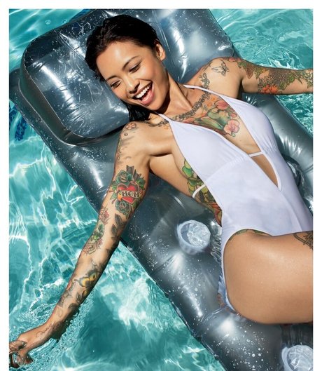 Levy Tran ヌードモデル 写真