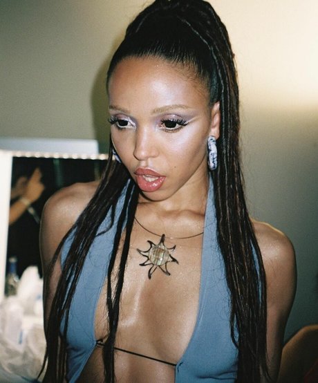 FKA Twigs ポルノスター 写真