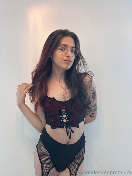 Lenalevvenxo エロティックモデル 写真