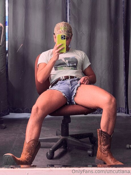 Uncutiana ポルノスター 裸 写真