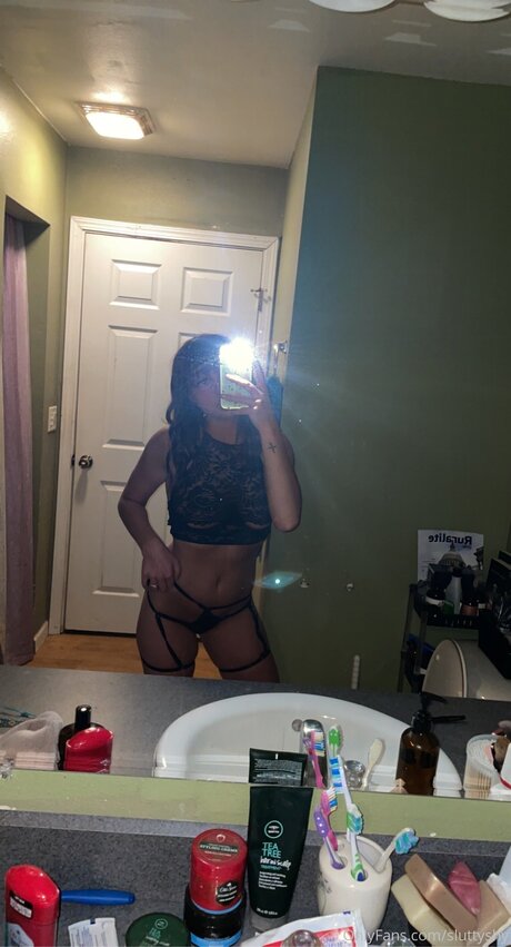 Sluttyshy ポルノスター 写真