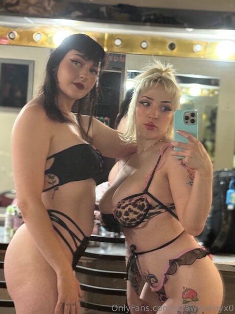Strawbunnyx0 ヌード女優 写真