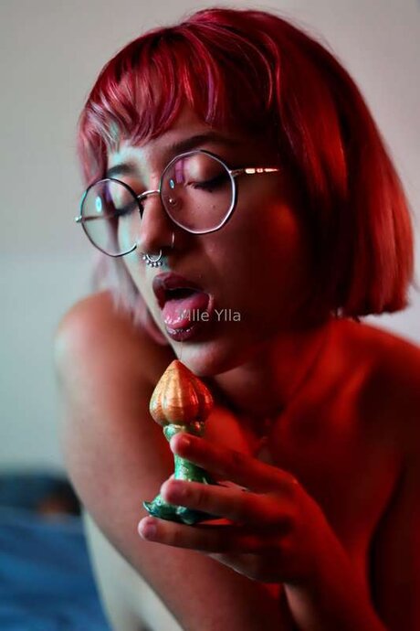 Yllaaa エロティックなモデル 写真