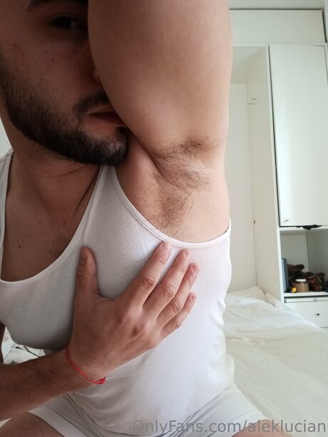 Aleklucian エロティック女優 写真