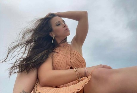 Mickie James エロティックなポルノスター ギャラリー
