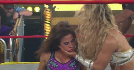 Mickie James セクシーモデル 写真