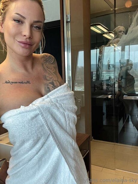 Elaina Sky トップモデル 写真